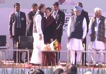 Rahul Gandhi kisses mother Sonia Gandhi\'s forehead after becoming Congress President