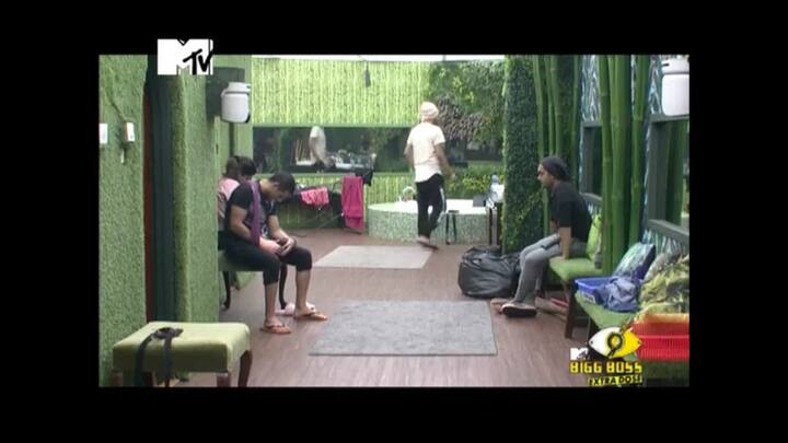 Contestant Priyank Sharma got injured during this task according to the reports. Check out: /Image- Twitter @BiggBossNewz