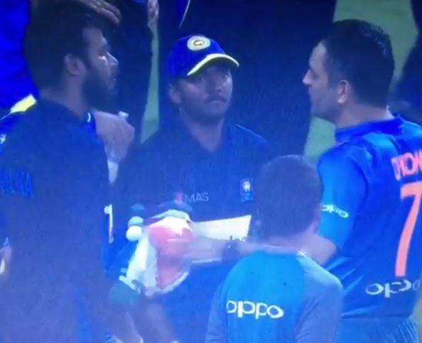 बीती रात जब श्रीलंकाई टीम की पूरी सीरीज़ में करारी हार के बाद टीम इंडिया प्रेजेंटेशन सेरेमनी में बिज़ी थी, तब पूर्व कप्तान एमएस धोनी श्रीलंकाई खिलाड़ियों के साथ थे.