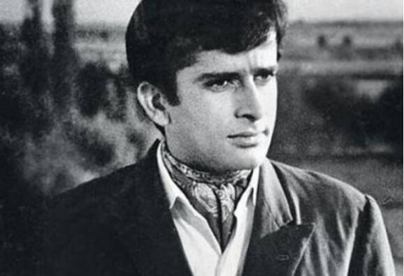 Shashi Kapoor: This year ended with a great loss to Indian cinema as legendary and multiple award winning actor Shashi Kapoor left us with a shock on December 4. 79-years-old actor was fighting from longterm illness and other health problems. He was cremated with State honours and Tricolour was wrapped around his body. He was featured in iconic films with Amitabh Bachchan such as 'Deewaar', 'Kabhi Kabhie' and 'Namak Halaal'.