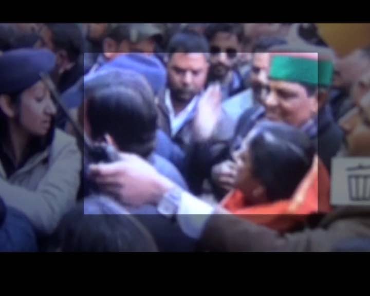 Watch video Congress MLA Asha Kumari slaps lady constable in Shimla Rahul Gandhi in Shimla: Congress MLA Asha Kumari slaps lady constable twice, gets slapped back