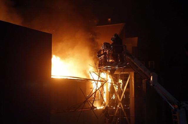 Mumbai: Massive fire breaks out in suburban Andheri Mumbai: Massive fire breaks out in suburban Andheri; Two fire men hurt