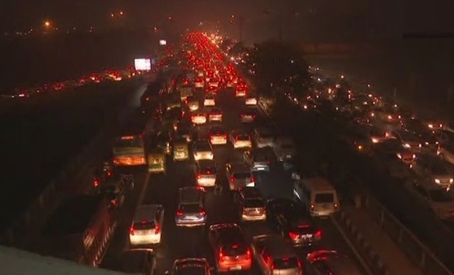 New Year celebrations: Over 1 lakh people gather at India Gate; Heavy traffic cripples Delhi Heavy traffic cripples Delhi as over 1 lakh people gather at India Gate on New Year