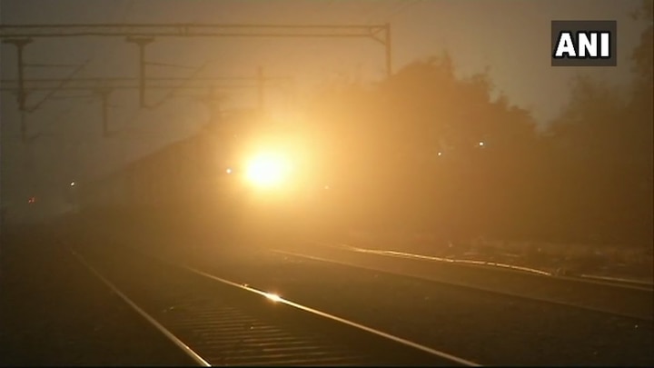 Dense fog blankets Delhi; Several trains delayed Dense fog blankets Delhi; Several trains delayed