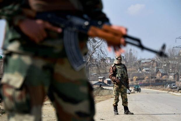 Baramulla: Fresh gunfight erupts between terrorists and security forces Baramulla: Fresh gunfight erupts between terrorists and security forces