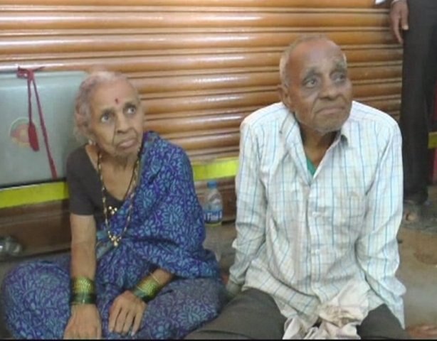SHAMEFUL! Daughter throws old couple out of her house; forced to stay at bus stand SHAMEFUL! Daughter throws old couple out of her house; forced to stay at bus stand