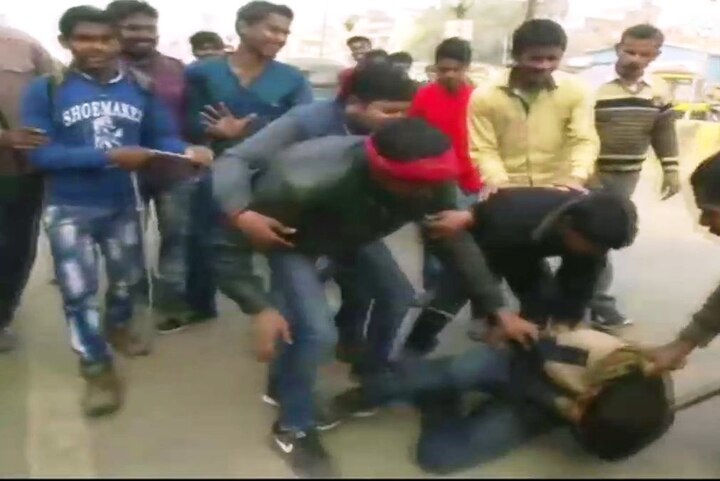 Mughalsarai: 2 Men Thrashed By Crowd After They Were Caught Stealing Cows In Subhash Nagar WATCH: 2 Men Thrashed By Crowd After They Were Caught Stealing Cows In Mughalsarai