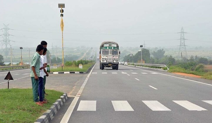 Tamil Nadu: Man dies on bus, is then thrown off by conductor on Highway Tamil Nadu: Man dies on bus, is then thrown off by conductor on Highway