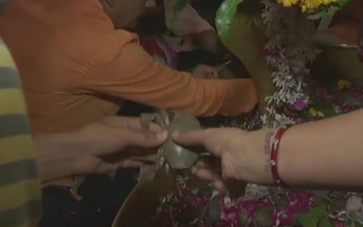 Devotees offer living crabs to Lord Shiva at a temple in Gujarat Devotees offer living crabs to Lord Shiva at a temple in Gujarat