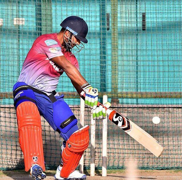 जबकि आईपीएल में दिल्ली डेयरडेविल्स के लिए खेलते हैं, पंत को इस सीज़न एक बार फिर से दिल्ली की टीम ने रिटेन किया है.