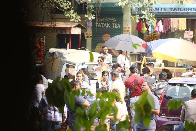 It seems the lanky actress was shooting for an advertisement on a busy street of the metropolis. (PIC Credit: Manav Manglani)