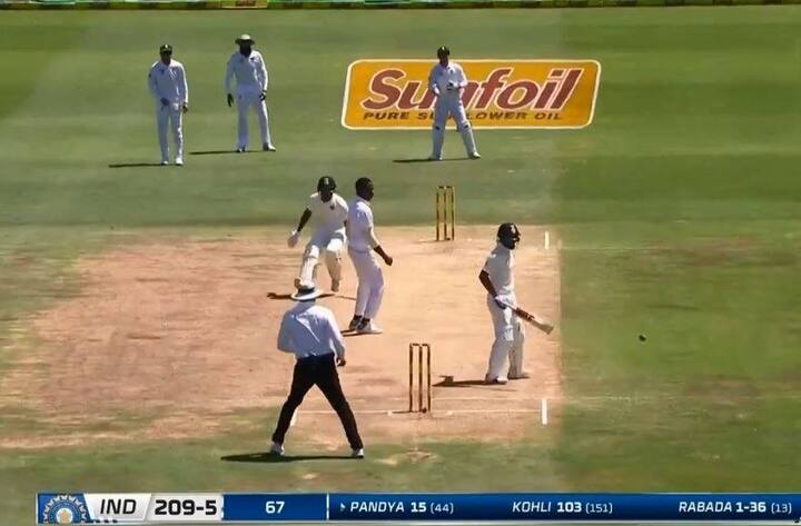 68वें ओवर में हार्दिक पंड्या ने एक रन लेने की कोशिश की लेकिन विराट ने उन्हें मना कर दिया. जिसके बाद पांड्या क्रीज पर आराम से टहलते हुए पहुंचे. लेकिन क्रीज़ में पैर रखने से ठीक पहले फिलेंडर का सीधा थ्रो विकेटों में जा लगा और वो रन-आउट हो गए.