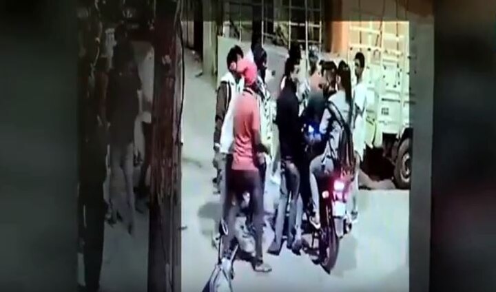 VIDEO: Bengaluru’s drunk mob attacks two bikers during New Year Eve VIDEO: Bengaluru's drunk mob attacks two men and a woman on New Year Eve