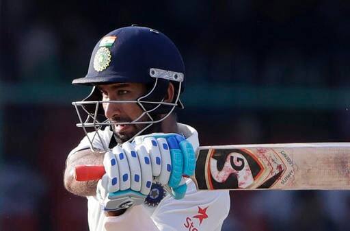 इसके साथ ही वो एक टेस्ट की दोनों पारियों में रन-आउट होने वाले पहले भारतीय बल्लेबाज़ बन गए हैं.