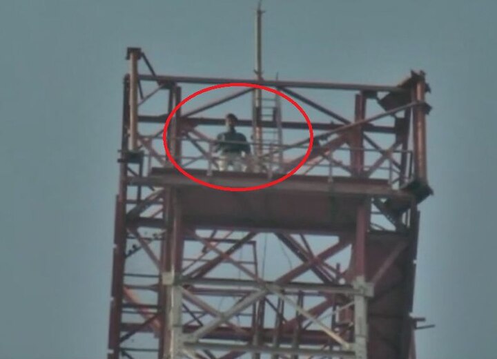 Rajasthan man recreates Sholay scene, climbs tower demanding ban on ‘Padmaavat’ Rajasthan man recreates Sholay scene, climbs tower demanding ban on 'Padmaavat'