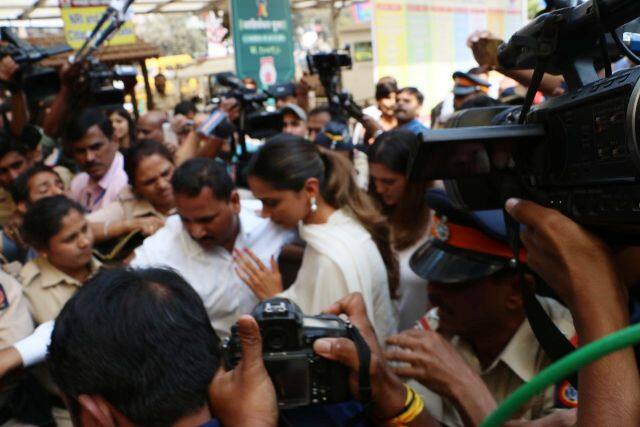 As a customary norm, Deepika paid obeisance to the deity ahead of release of controversial film ‘Padmaavat’. The movie releases on Thursday. PIC CREDIT/Manav Manglani. 