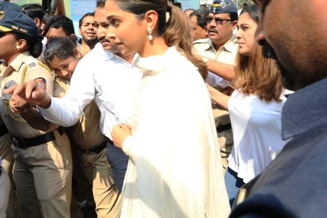 The bodyguards of the actress and personnel of the Mumbai Police had a tough time escorting her to the temple premises amid scores of fans and media presence. PIC CREDIT/Manav Manglani. 