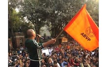 Akshay Kumar Earns Twitter\'s Ire After He Was Seen Waving The ABVP flag In Delhi University