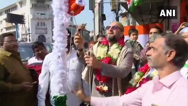 AIMIM Chief Asaduddin Owaisi unfurls the tricolour in Hyderabad’s Madina Circle AIMIM Chief Asaduddin Owaisi unfurls the tricolour in Hyderabad