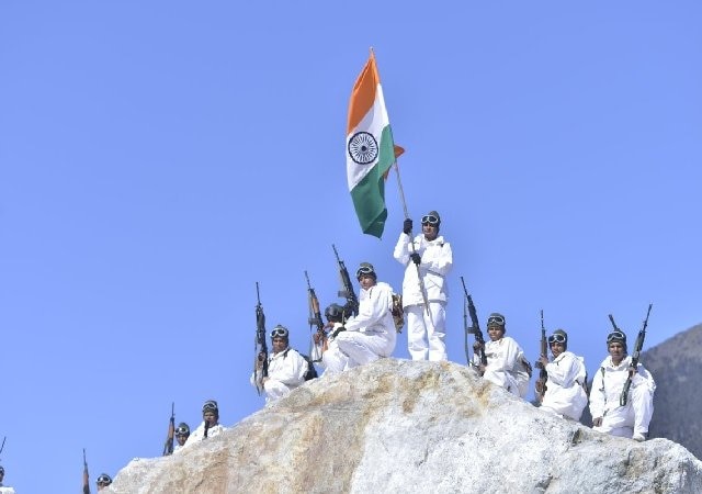 Soldiers Raise The Tiranga At 18,000 ft And In Minus 30 Degrees in Himalayas.Watch Video Soldiers Raise The Tiranga At 18,000 ft And In Minus 30 Degrees in Himalayas. Watch Video