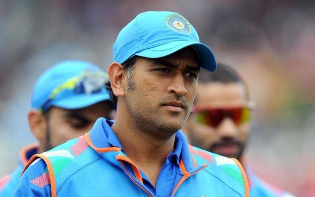 टीम इंडिया के पूर्व कप्तान महेंद्र सिंह धोनी भी इस दौरे पर टीम में शामिल हैं लेकिन इस बार वे एक बदले और नए लुक में नजर में आ रहे हैं.