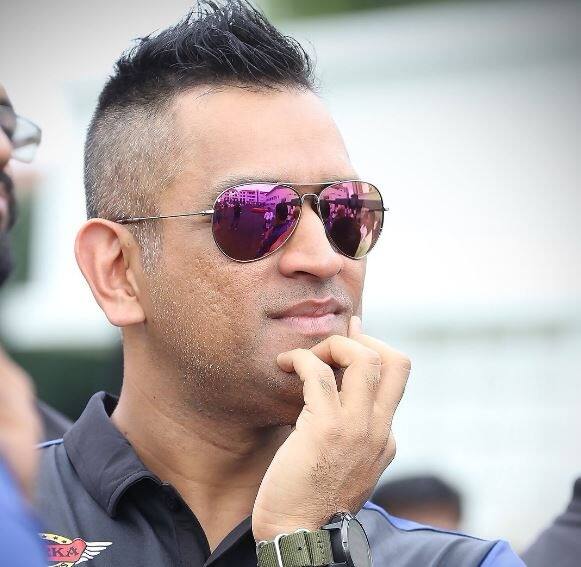 भारतीय क्रिकेट टीम में धोनी सबसे स्टाइलिस खिलाड़ियों में एक माने जाते हैं और साउथ अफ्रीका रवाना होने से पहले भी धोनी एक नए हेयर स्टाइल में नजर आए.