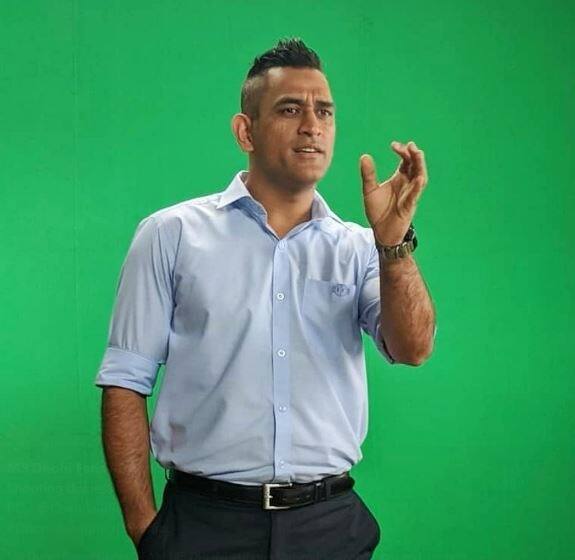 इससे पहले भी धोनी अलग-अलग हेयरस्टाइल्स में नजर आ चुके हैं.