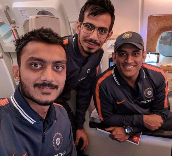 धोनी के साथ युजवेंद्र चहल और अक्षर पटेल भी साउथ अफ्रीका के लिए रवाना हुए.