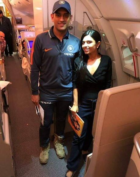 प्लेन में कई क्रिकेट फैंस ने भी धोनी के साथ सेल्फी खिंचवाई.