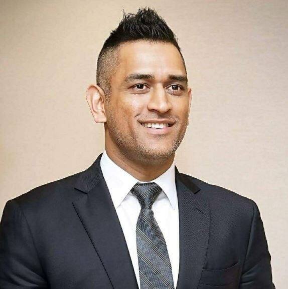 धोनी का नया हेयरस्टाइल 