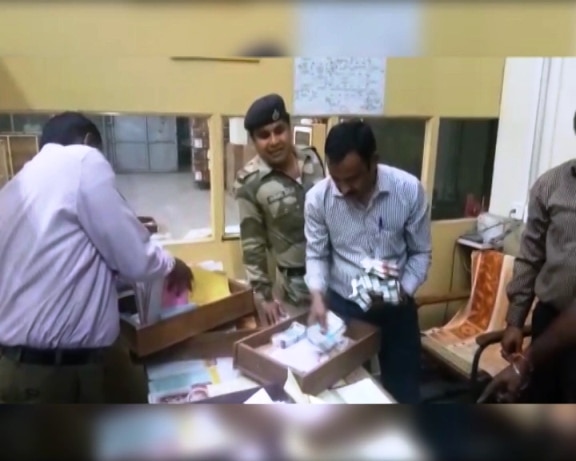 Madhya Pradesh: Watch inspector caught stealing Rs 500 notes by hiding the same in socks in Dewas Madhya Pradesh: Watch inspector caught stealing Rs 500 notes by hiding the same in socks in Dewas