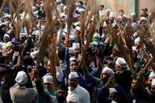 Delhi: AAP leaders hold march against sealing drive in markets by MCD