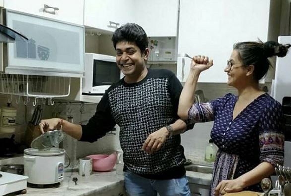 Bigg Boss 11 contestants Shilpa Shinde and Sabyasachi enjoy cooking at Shilpa’s kitchen Bigg Boss 11 winner Shilpa Shinde's kitchen has a new chef !