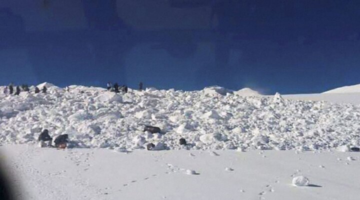 J&K: Three soldiers killed after avalanche strikes at Army post J&K: Three soldiers killed after avalanche strikes at Army post