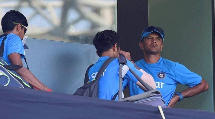 इस मौके पर एक पत्रकार ने कोच द्रविड़ से पाकिस्तानी ड्रेसिंग रूम में जाने के बारे में सवाल पूछा, जिसके जवाब में राहुल द्रविड़ ने कहा कि वो पाकिस्तान के ड्रेसिंग रूम में गए ही नहीं थे.