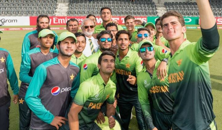 हालांकि द्रविड़ ने इस खबर से इंकार करते हुए कहा, 'उनके पास प्रतिभाशाली लेफ्ट आर्म बॉलर हैं, जिन्होंने टूर्नामेंट में बहुत ही शानदार गेंदबाजी की थी. उनकी इस शानदार गेंदबाज को देखते हुए मैंने उन्हें बस बधाई दी थी.'