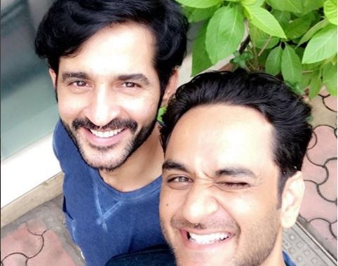 FINALLY ! BIGG BOSS 11 friends Vikas Gupta and Hiten Tejwani reunite after the show ! ADORABLE ! Finally the Jai and Veeru of BIGG BOSS 11 REUNITE !