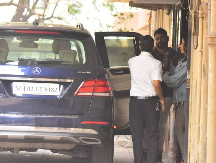 Sridevi’s daughter and the lead actress of upcoming film Dhadak, Janhvi Kapoor was seen getting into her car post gym. Image: Manav Manglani
