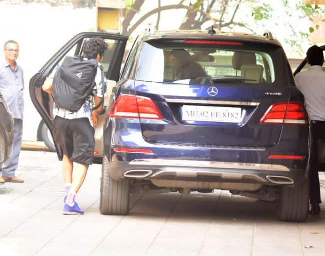 Pleased with this little stunt of his, he gets into Jahnvi’s car. Image: Manav Manglani