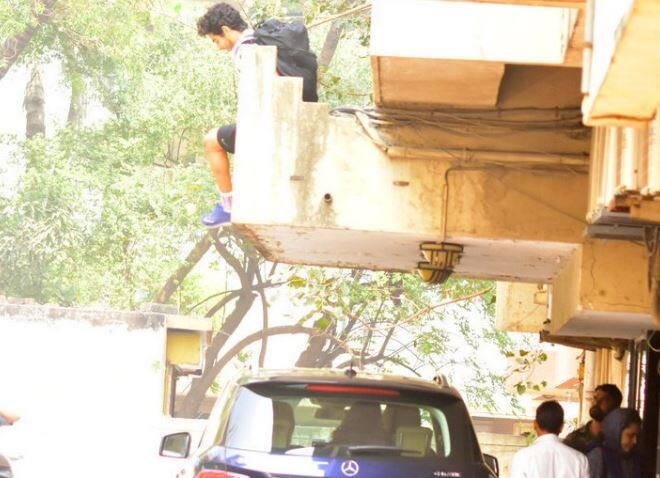 After Janhvi gets into her car, the shutterbugs spotted Ishaan Khattar trying to get down from the balcony of the first floor. . ! Image: Manav Manglani