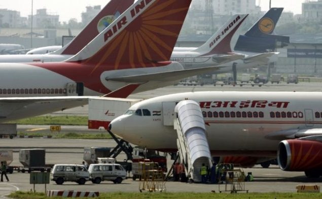 Incredible! Man sneaks airport runway to catch plane to meet his fiancee Incredible! Man sneaks into airport runway to catch flight to meet his fiancee