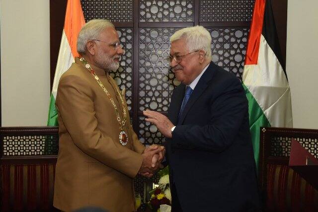 In a special recognition of Prime Minister Modi’s contribution to relations between India and Palestine, President Abbas conferred the Grand Collar of the State of Palestine on him after the conclusion of their bilateral meeting. (Image: Twitter)