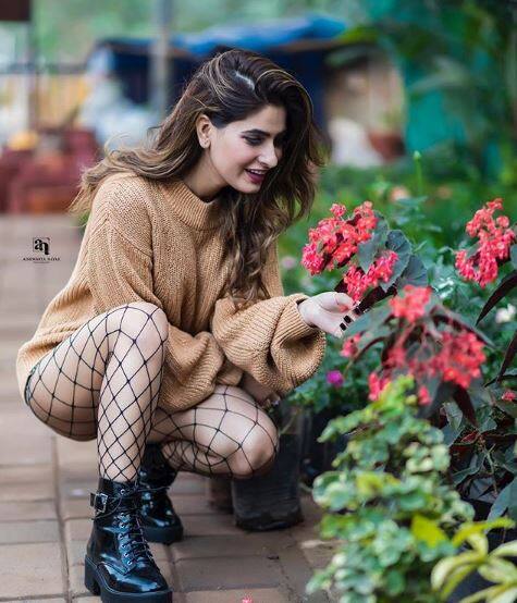 We totally love her net stockings- chic and hot at the same time ! Image : Instagram