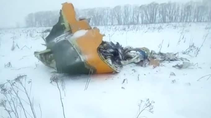 Russian passenger jet crash: 71 dead as plane goes down in Moscow after take-off Russian passenger jet crash: 71 dead as plane goes down in Moscow after take-off
