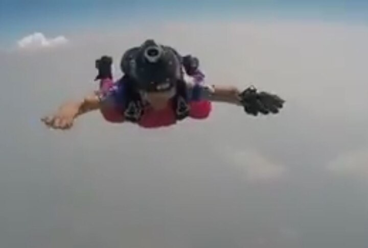Marathi girl sets record by skydiving in sari Watch video: Marathi woman sets record by skydiving in nine-yards 'Navwari' saree