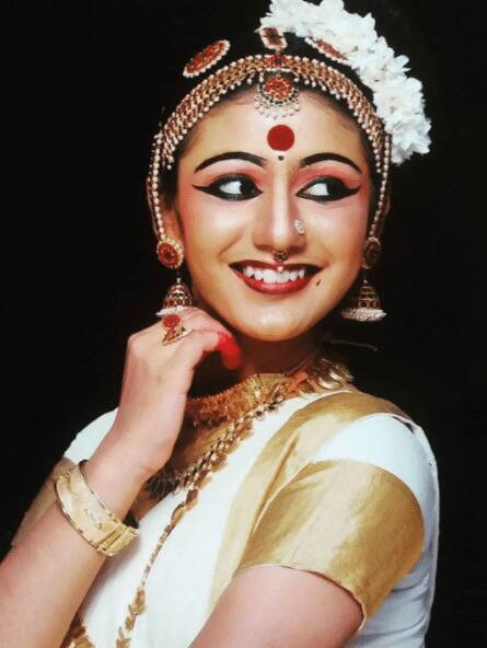 Looks like she is also a trained Mohiniyattam dancer.