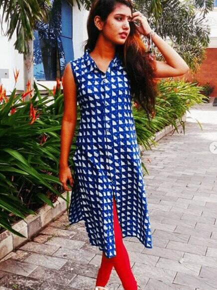 She looks absolutely adorable in this girl-next-door look of hers