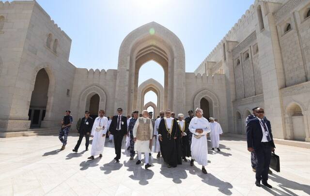 The Prime Minister also visited the iconic Sultan Qaboos Grand Mosque, the main mosque of Oman.