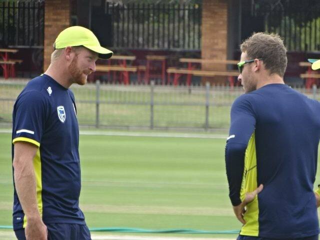 डिविलयर्स के अलावा पिछले मैचे के हीरो रहे हेनरी केलसन डेविड मिलर के साथ अगले मैच की तैयारी करते हुए.