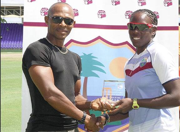 इससे पहले दक्षिण अफ्रीका की किसी एक सीरीज़ में सबसे ज्यादा 12 विकेट लेने का रिकॉर्ड कैथ एथरटन के नाम था. जिन्होंने दक्षिण अफ्रीका और वेस्टइंडीज़ की सीरीज़ में साल 1999 में ये कारनामा किया था.